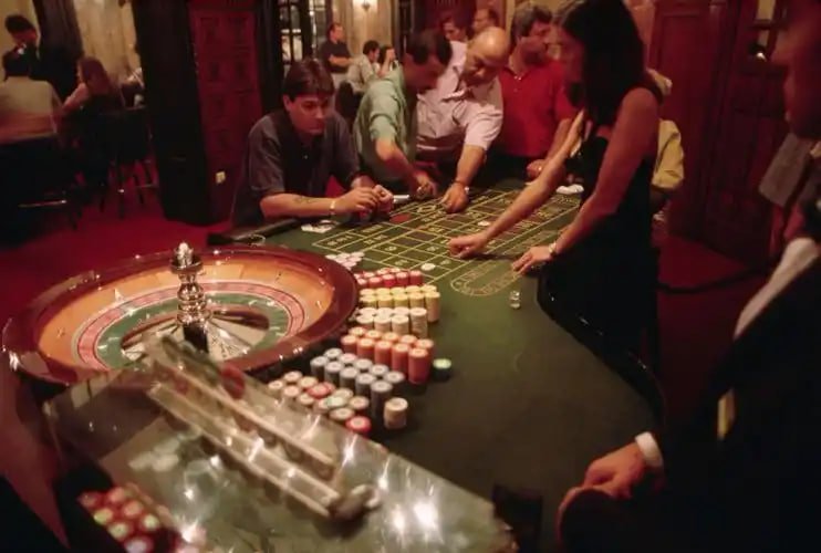 Filipino sports fans browsing xsmb betting events on mobile